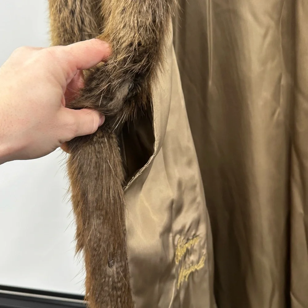 Elegant Dion Furs Real Beaver Fur Coat - Picture 5 of 11